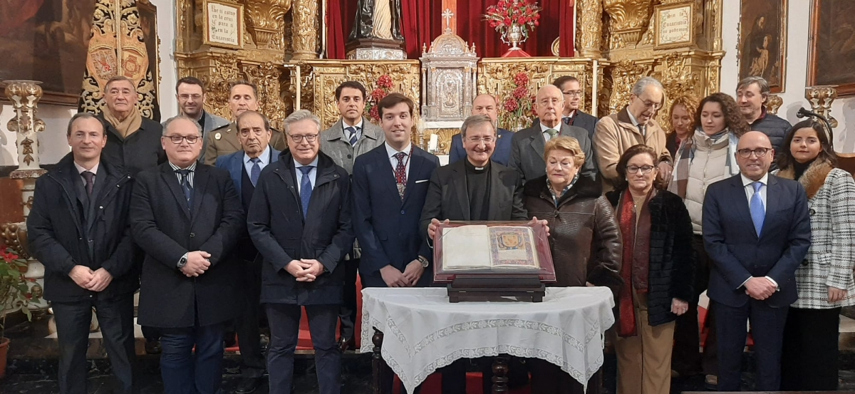 foto_familia_libro_hermandad_caridad.jpg